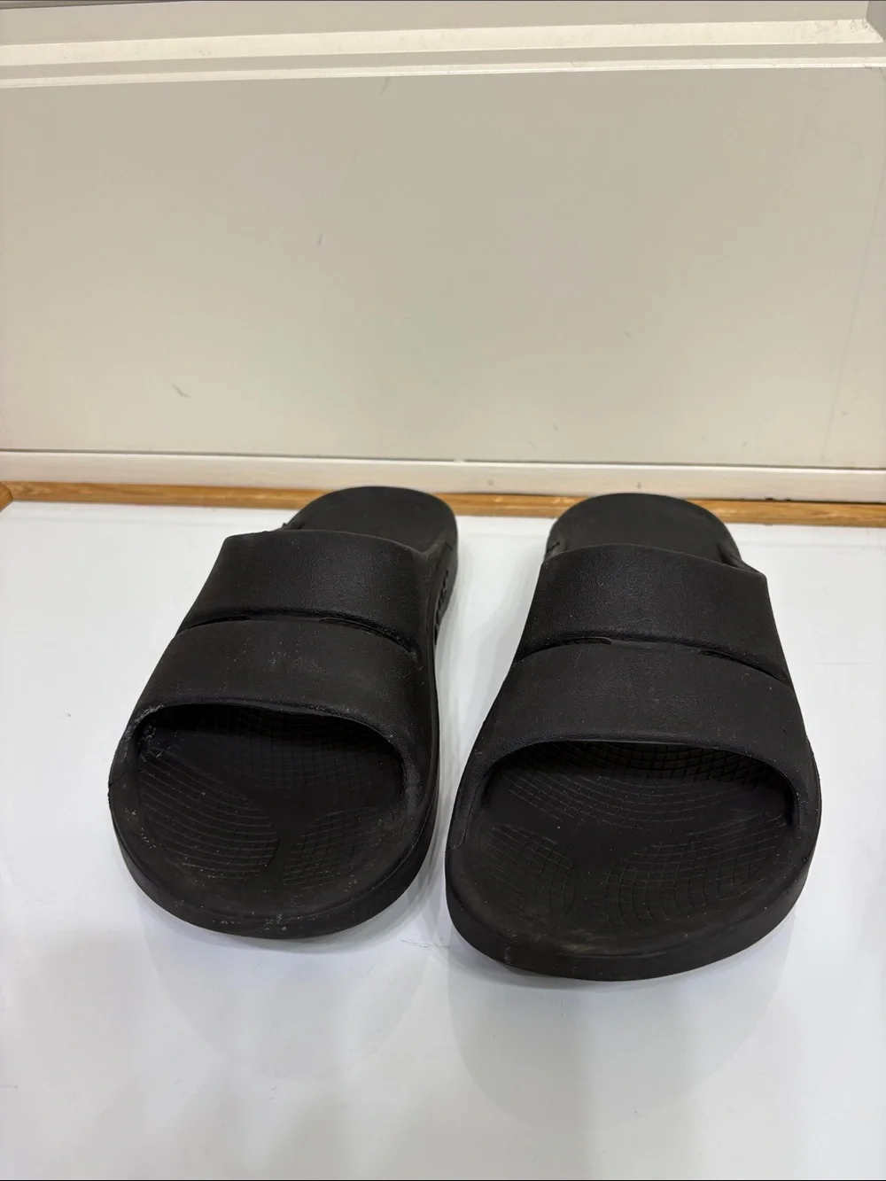 OOFOS Black Slip-On‎ Recovery Slides
